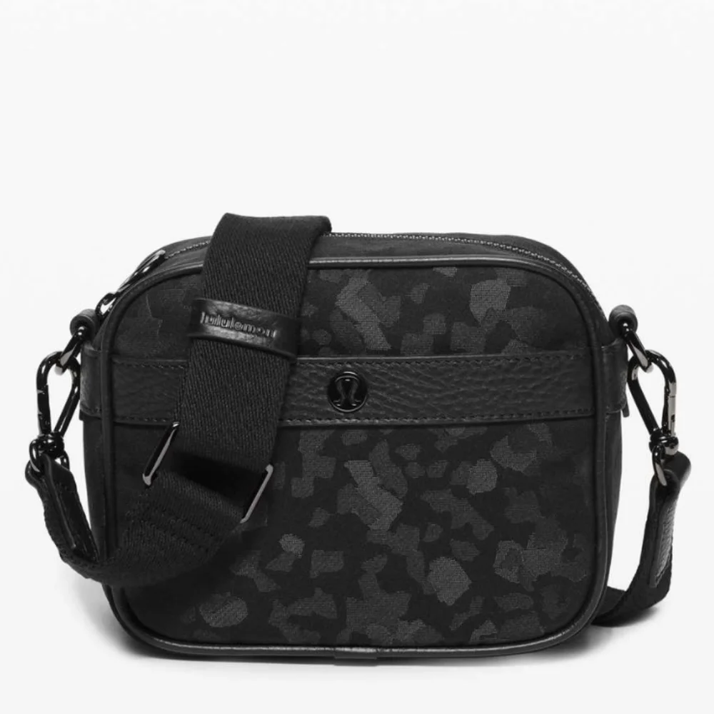Lululemon Now & Always Crossbody, 3L in Fragment Camo Jacquard Black Dee…